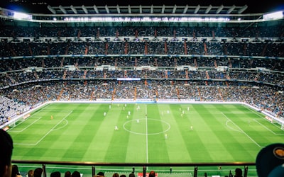 记载着历史纪录的体育数据图表与奖杯陈列室