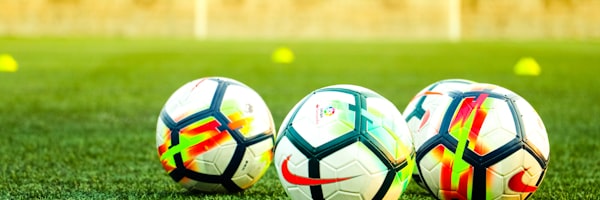 展示冠军球队积分随时间变化的趋势折线图