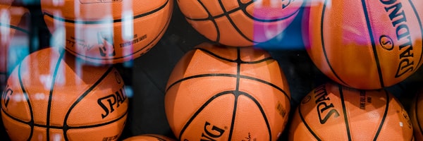 足球比赛数据分析师正在查看球场热力图与传球网络图